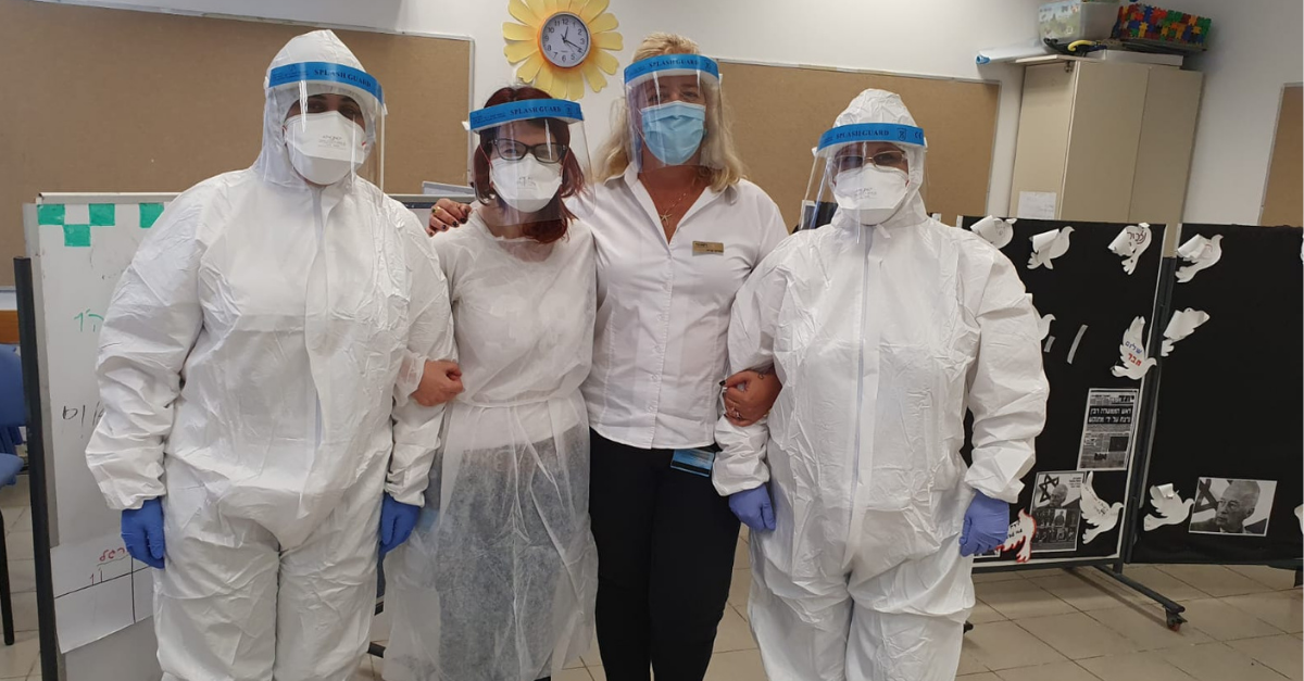 צוות דוגמי הקורונה של מכבי בהוד השרון