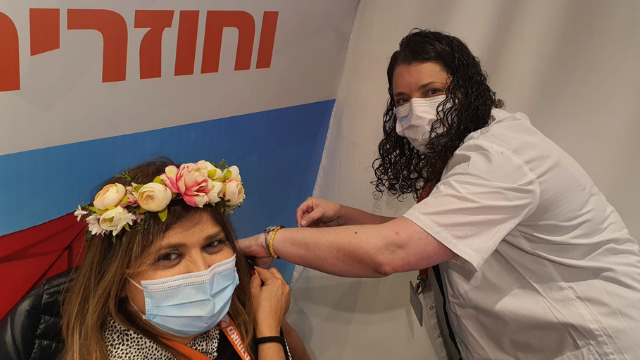 האחות המחוזית דגנית בן מרגי מחסנת את סנדרה ושדי מנהלת מרחב השרון במאוחדת