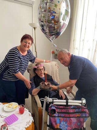 חוגגים להלה יום הולדת 101