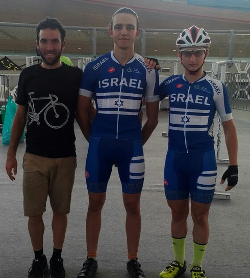 בן מרדכי (משמאל) עם רוכבי נבחרת ישראל לנוער, אלון יוגב (מימין) וקרן וולפין (באמצע) | צילום: פרטי
