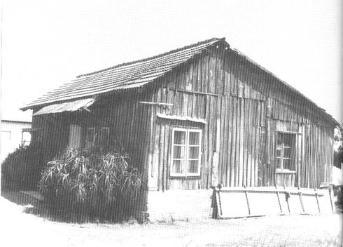 הצריף הראשון במגדיאל. מתוארך בין 1945 ל-1950 | צילום: צריף ראשונים הוד השרון, מתוך אתר פיקיויקי 