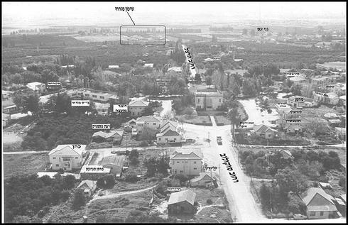 מגדיאל ובמרכזה בית הכנסת. בין 1960 ל-1965 | צילום:  צריף ראשונים הוד השרון, מתוך אתר פיקיויקי 