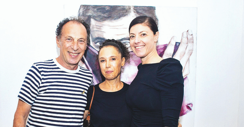 גרינברג עם ח"כ מיכאלי ואריה ברקוביץ, מנהל בית האומנים בתל אביב - על רקע יצירתה| צילום: אסף פרידמן