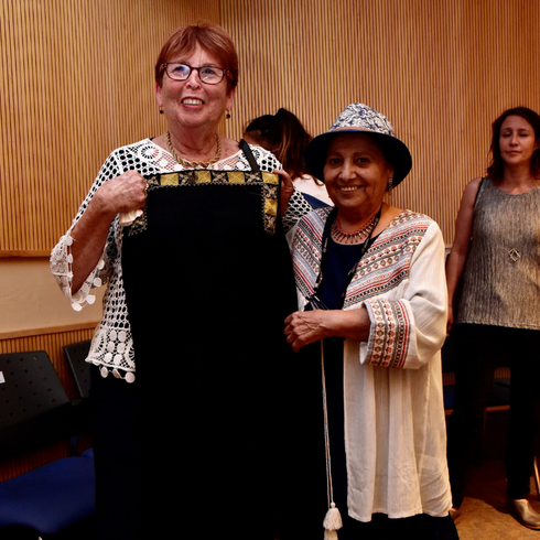 מרים תנעמי שאימה תפרה את השמלה עם שורקה והשמלה | צילום: מוזיאון העם היהודי