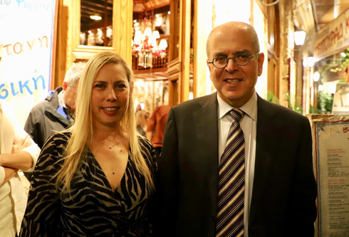 שגריר ישראל ביוון, יוסי עמרני ומנכ"לית ידיעות תקשורת, ליאת שרון. צילום: רועי אלמן